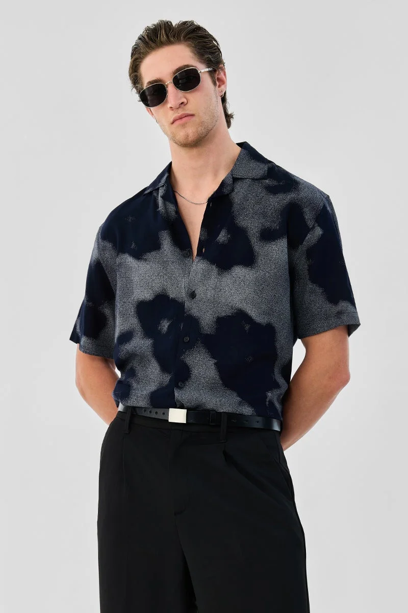 سنيتش قميص بقصة واسعة من الفيسكوز بنقوش تجريدية