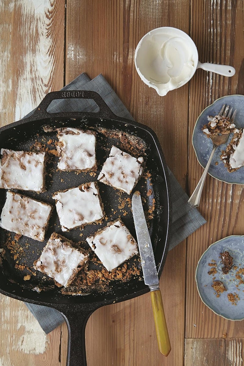 Lodge L8SQ3 Pre-Seasoned Cast-Iron Square Skillet, 10.5-inch - Image 4