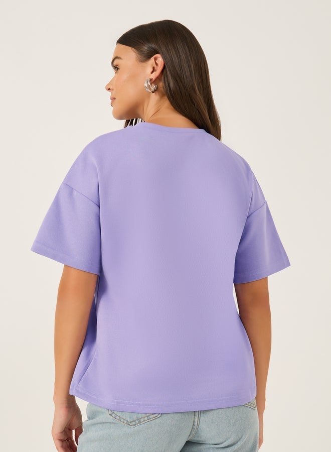 ستايلي تيشيرت فضفاض بأكمام قصيرة وطبعة شعار ستايلي - Image 4