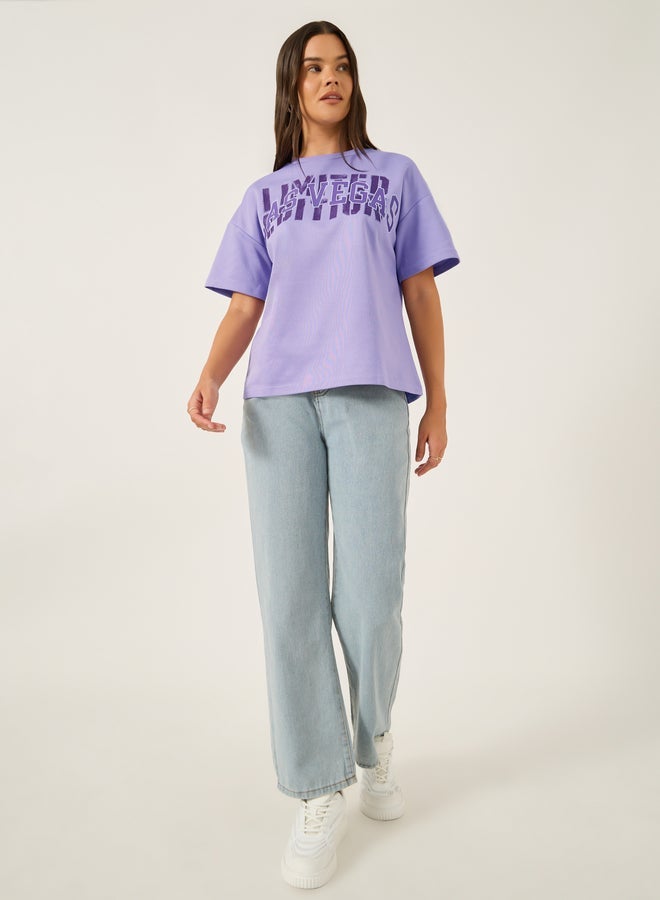 ستايلي تيشيرت فضفاض بأكمام قصيرة وطبعة شعار ستايلي - Image 2