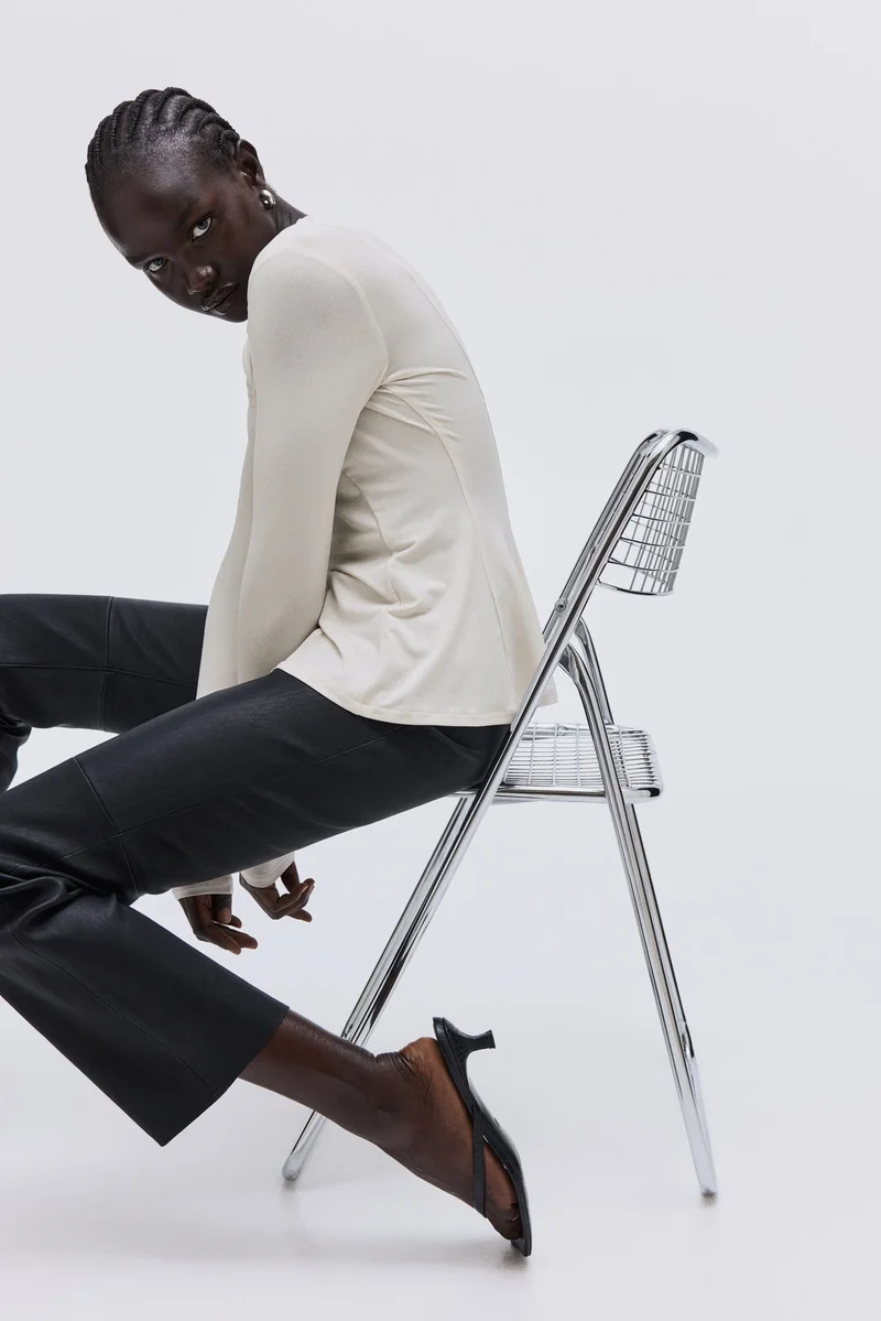 اتش اند ام بلوزة بحواف بيبلوم