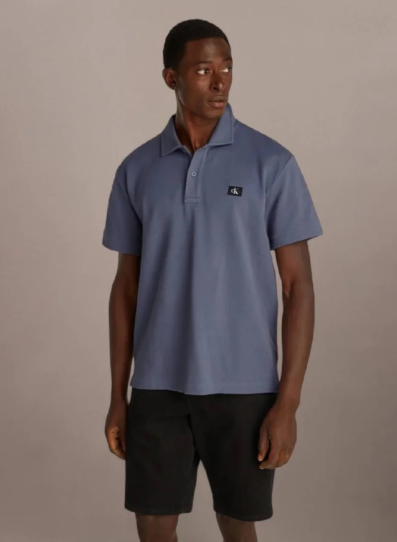 كالفن كلاين جينز بولو شيرت مزين بحروف كلفن كلاين