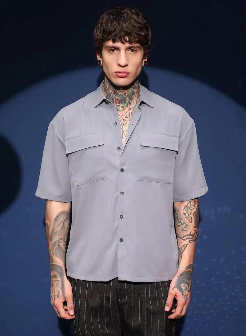 Campus Sutra Campus Sutra Men's Moon Grey Oversized Utility Shirt For Casual Wear | Spread Collar | Short Regular Sleeves | Button Closure | Oversized Shirt Crafted With Comfort Fit For Everyday Wear