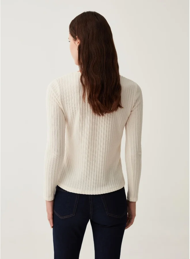 او في اس T-shirt with braided design