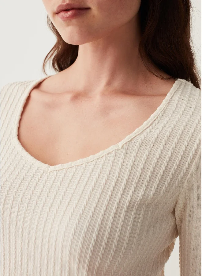 او في اس T-shirt with braided design