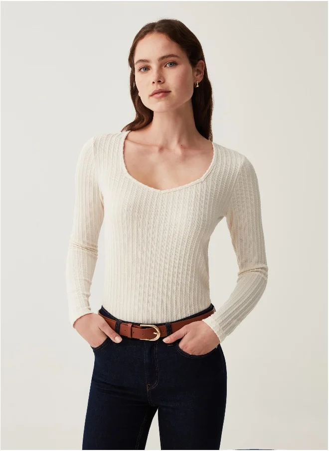 او في اس T-shirt with braided design