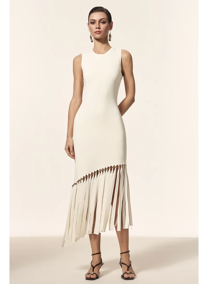 بيلا بارنيت فستان رامي ماكسي بياقة دائرية وأكمام وشرابات