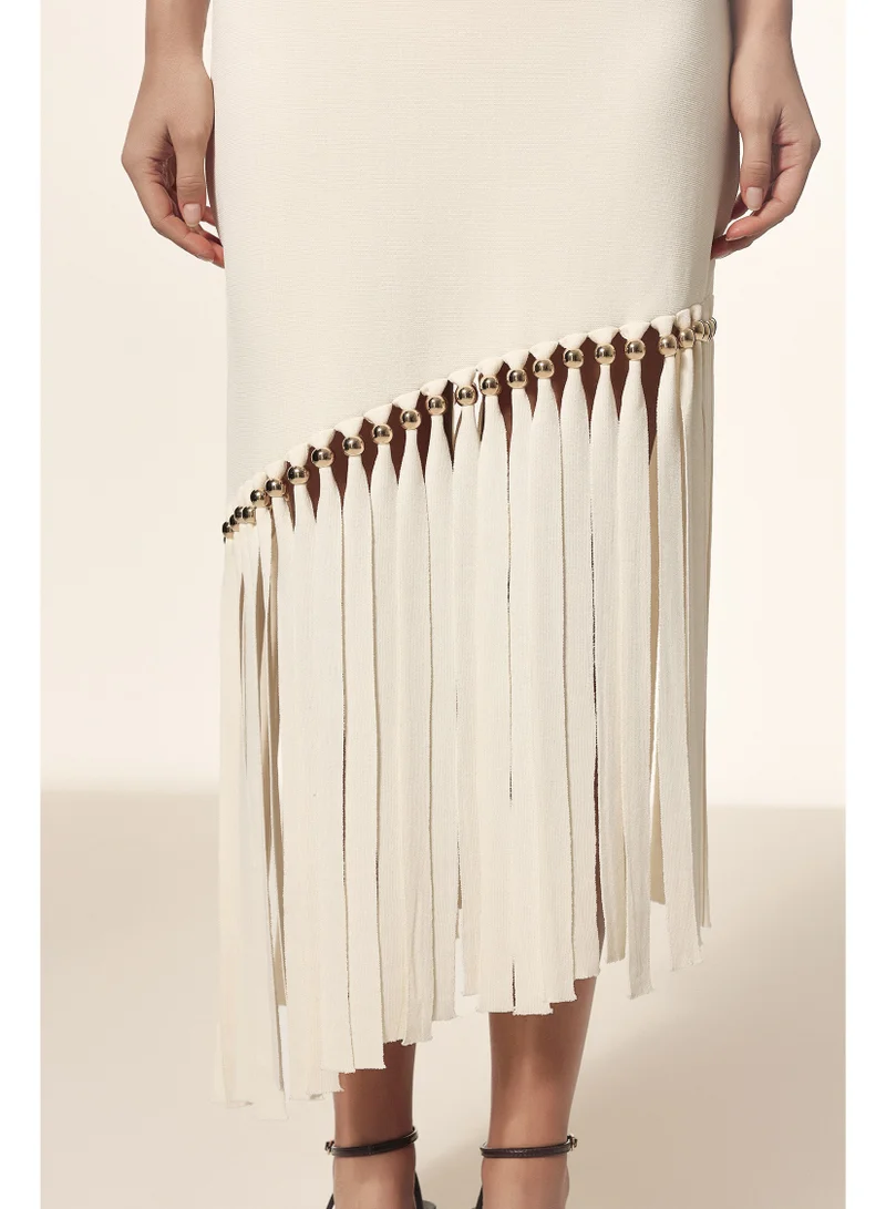 بيلا بارنيت فستان رامي ماكسي بياقة دائرية وأكمام وشرابات