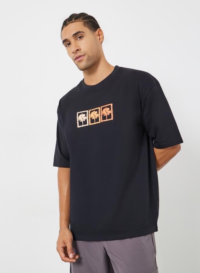 ستايلي تيشيرت واسع بطبعة جرافيك وأكمام قصيرة - Image 1