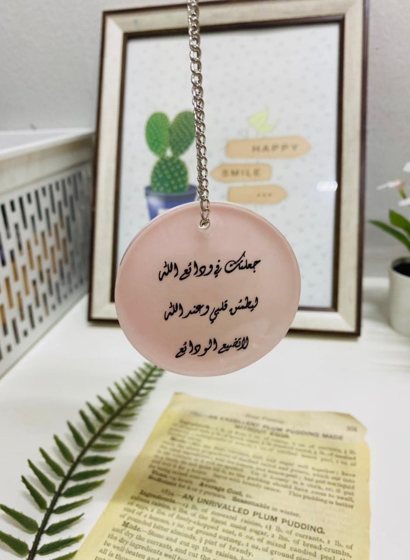 An elegant one-sided car pendant made of luxury resin - Image 3