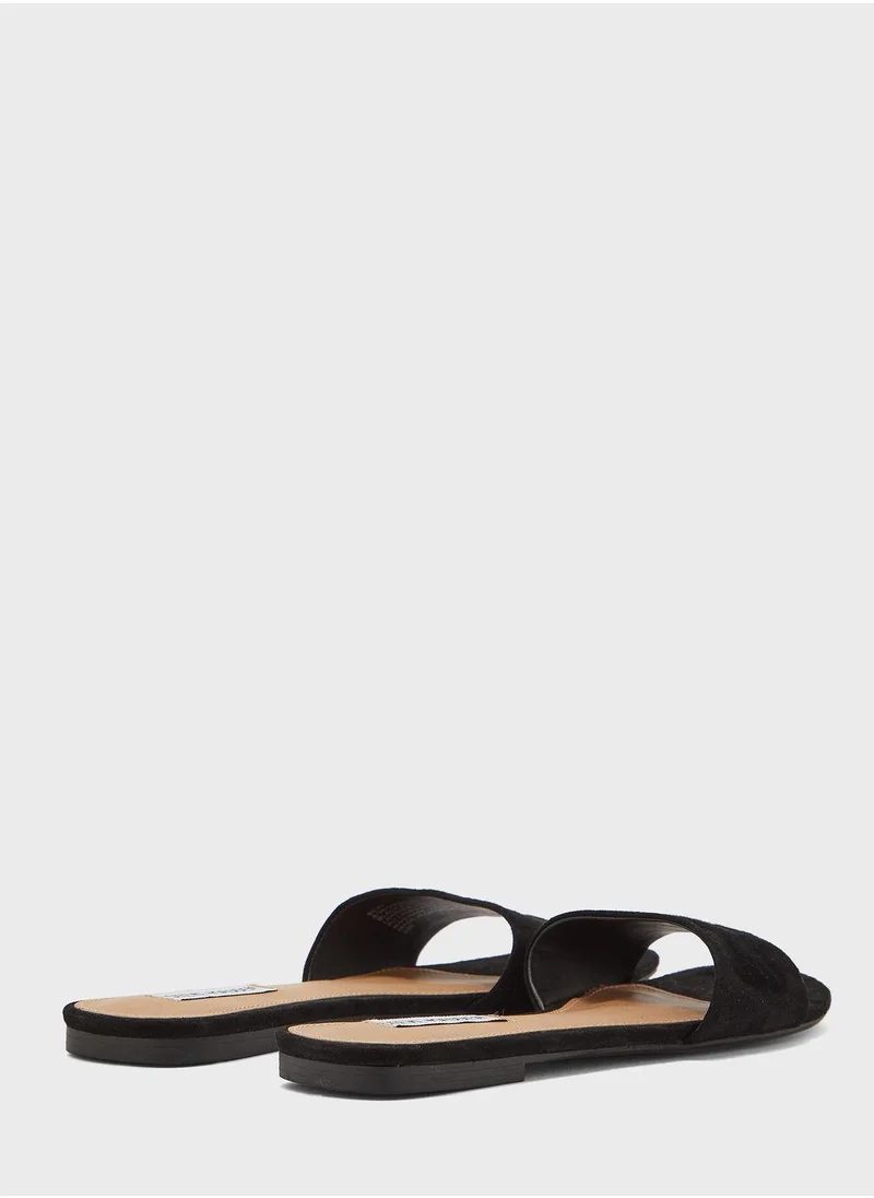 STEVE MADDEN Bevy Flat Sandal - Black