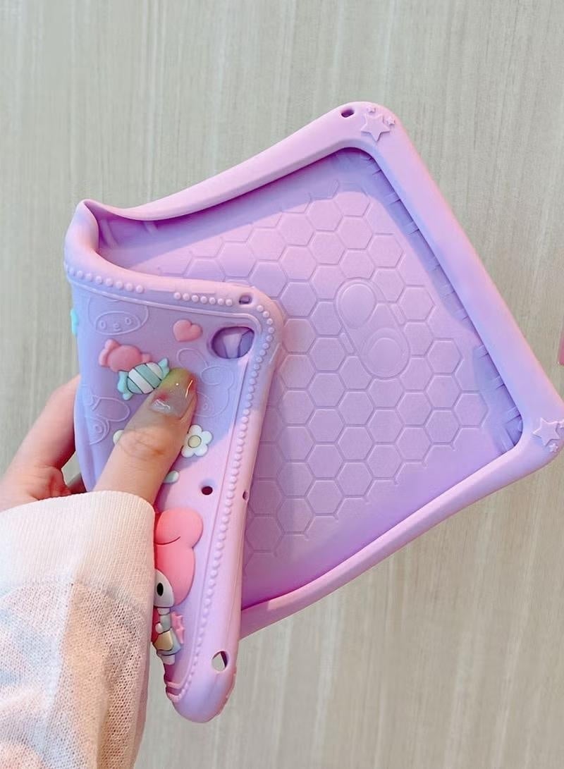 حافظة رفيعة لجهاز iPad من الجيل العاشر مقاس 10.9 بوصة (2022) غلاف سيليكون ناعم فائق النحافة غطاء واقي خفيف الوزن للغاية مع حزام يد قابل للتدوير 360 درجة وحامل ومقبض قابل للتعديل وحماية من السقوط وغطاء كرتوني لطيف/دمية كاواي للأطفال والفتيات ودمية لطيفة باللون الوردي والأرجواني - Image 4