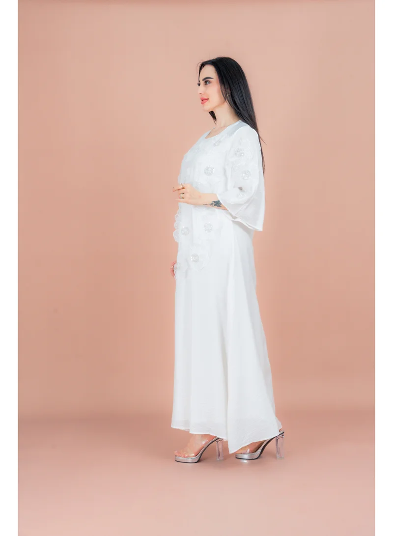 اكسا جلابية مطرزة بالزهور أبيض