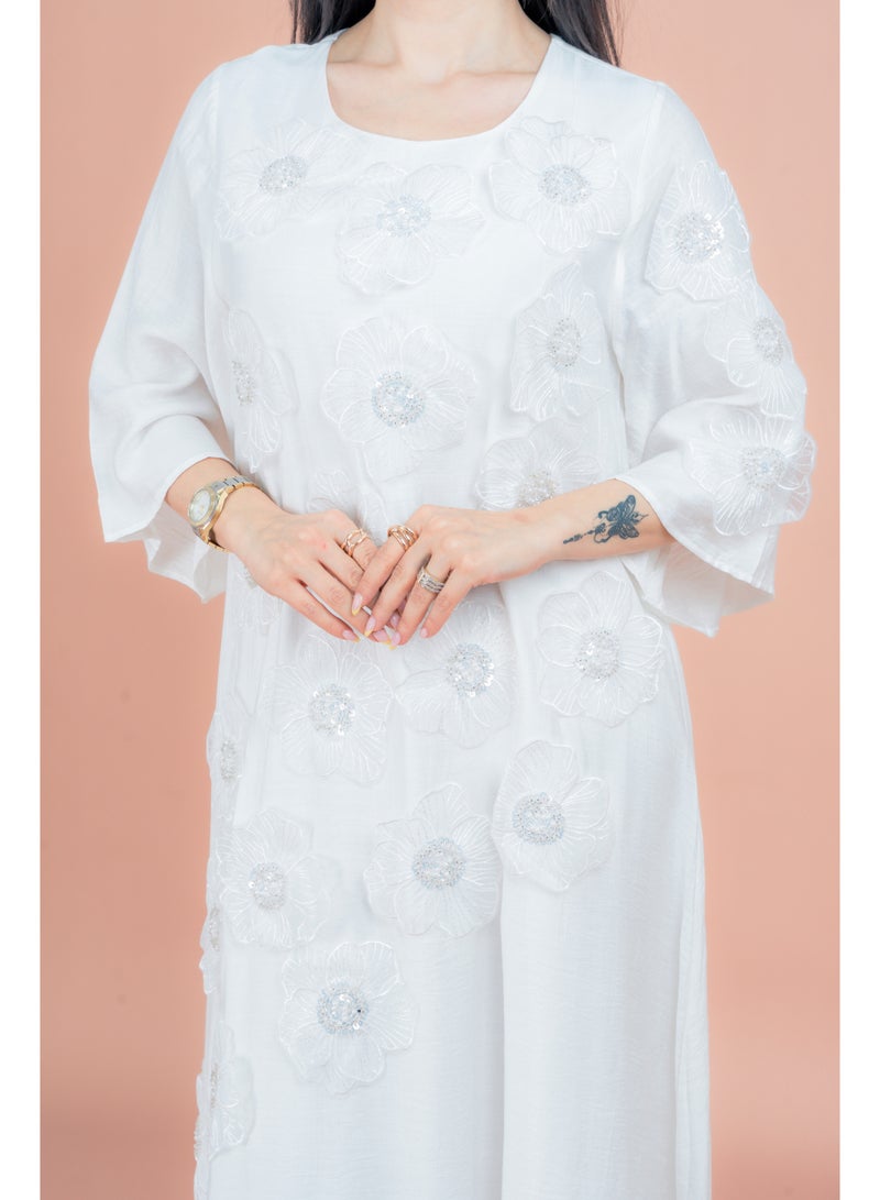اكسا جلابية مطرزة بالزهور أبيض - Image 2