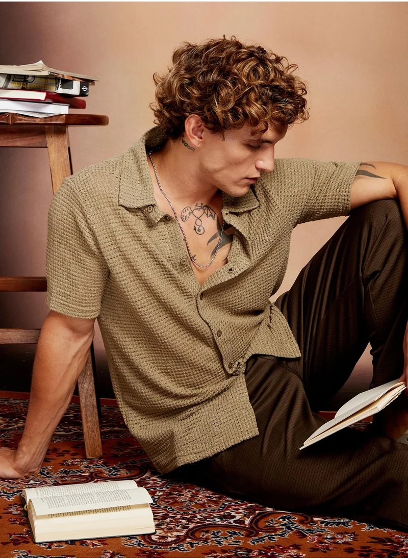 كامبوس سوترا Campus Sutra Men's Sand Beige Solid-Knit Oversized Shirt For Casual Wear | Spread Collar | Short Regular Sleeves | Button Closure | Oversized Shirt Crafted With Comfort Fit For Everyday Wear