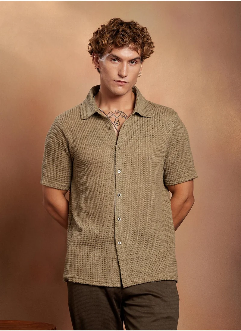 كامبوس سوترا Campus Sutra Men's Sand Beige Solid-Knit Oversized Shirt For Casual Wear | Spread Collar | Short Regular Sleeves | Button Closure | Oversized Shirt Crafted With Comfort Fit For Everyday Wear
