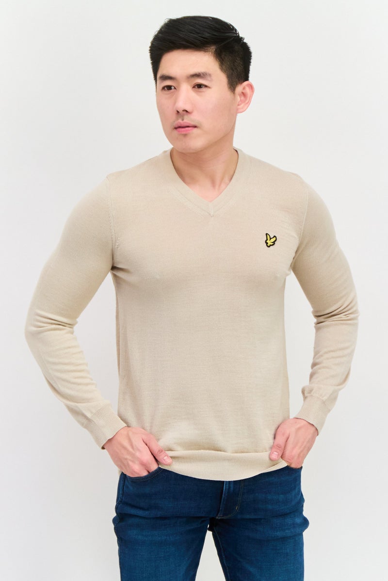 Lyle & Scott سويت شيرت رجالي بياقة على شكل حرف V مع شعار مطرز، لون بني فاتح - Image 1