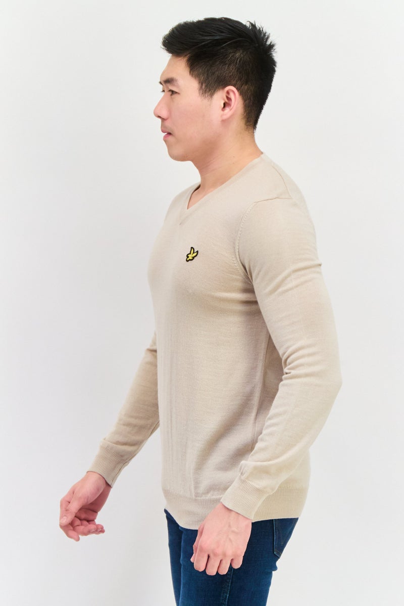 Lyle & Scott سويت شيرت رجالي بياقة على شكل حرف V مع شعار مطرز، لون بني فاتح - Image 2