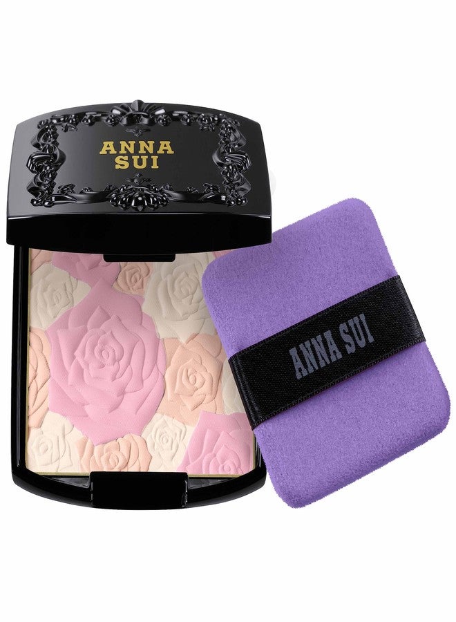 ANNA SUI بودرة مضغوطة من آنا سوي بالورد - تخلق لمسة ناعمة حريرية مع إشراقة غنية - تغطية مثالية - تدوم طويلاً - 300 وردي - 0.49 أونصة. - Image 1