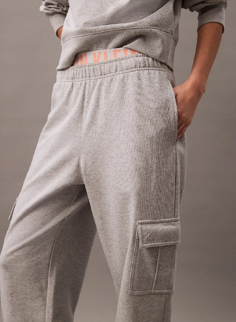 كالفن كلاين جينز بنطال رياضي خفيف للركض بجيوب كارجو وقصة واسعة - Image 2