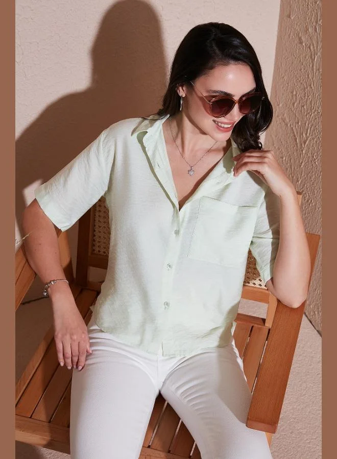 ليلا قميص نسائي بأكمام قصيرة بقصة عادية وجيب صدر