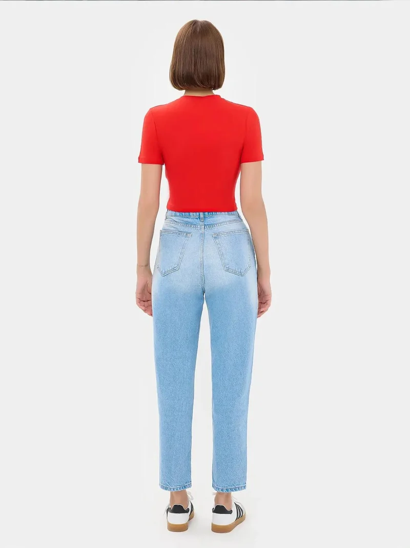 زوبعة بلوزة قصيرة بياقة دائرية أساسية