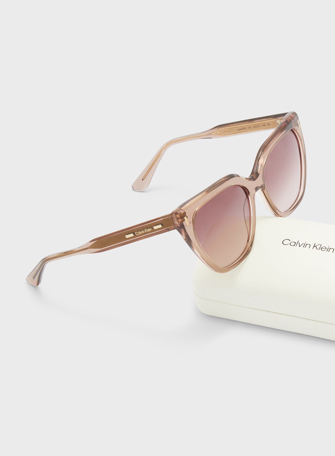 نظارات شمسية بفراشة