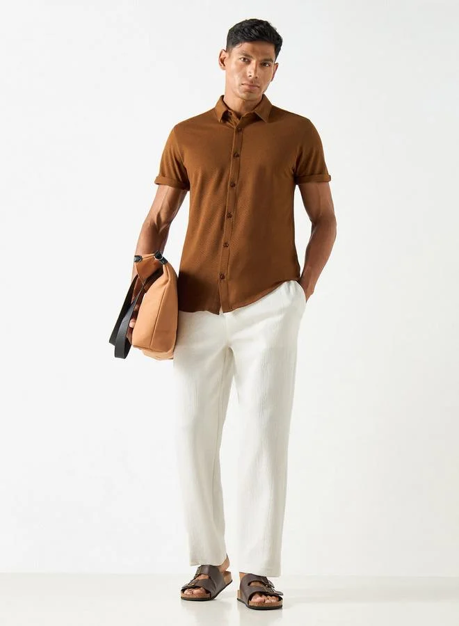 ايكونيك قميص بارز الملمس بقصة سليم وأكمام قصيرة ووصلة أزرار من أيكونيك