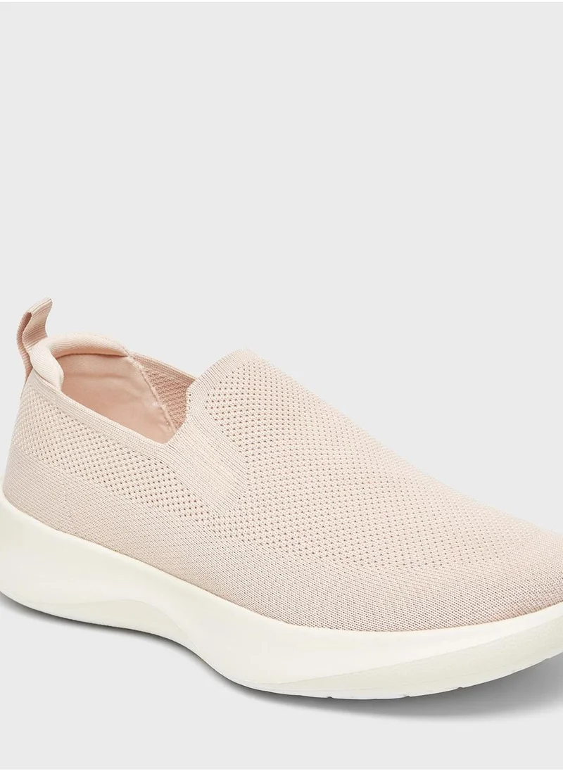 Celeste Essential Low Top Sneakers