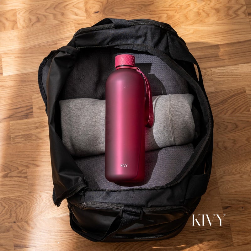 KIVY زجاجة ماء كبيرة KIVY سعة 50 أونصة [خفيفة الوزن ومضادة للكسر] تناسب حقيبة الظهر وحامل الأكواب للسفر والرياضة والمدرسة - زجاجة ماء كبيرة بدون قشة - زجاجات ماء سعة 1.5 لتر - زجاجة ماء سعة 50 أونصة حمراء - Image 2