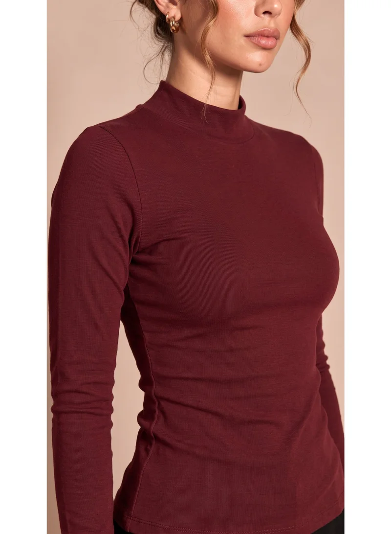 2Trendy Women's Burgundy T-Shirt with Fitted Cut, High Neck and Long Sleeves