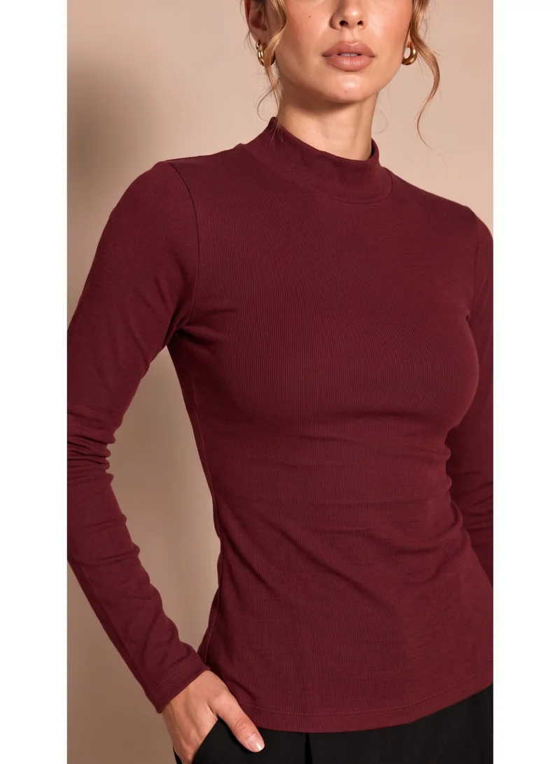 2Trendy Women's Burgundy T-Shirt with Fitted Cut, High Neck and Long Sleeves