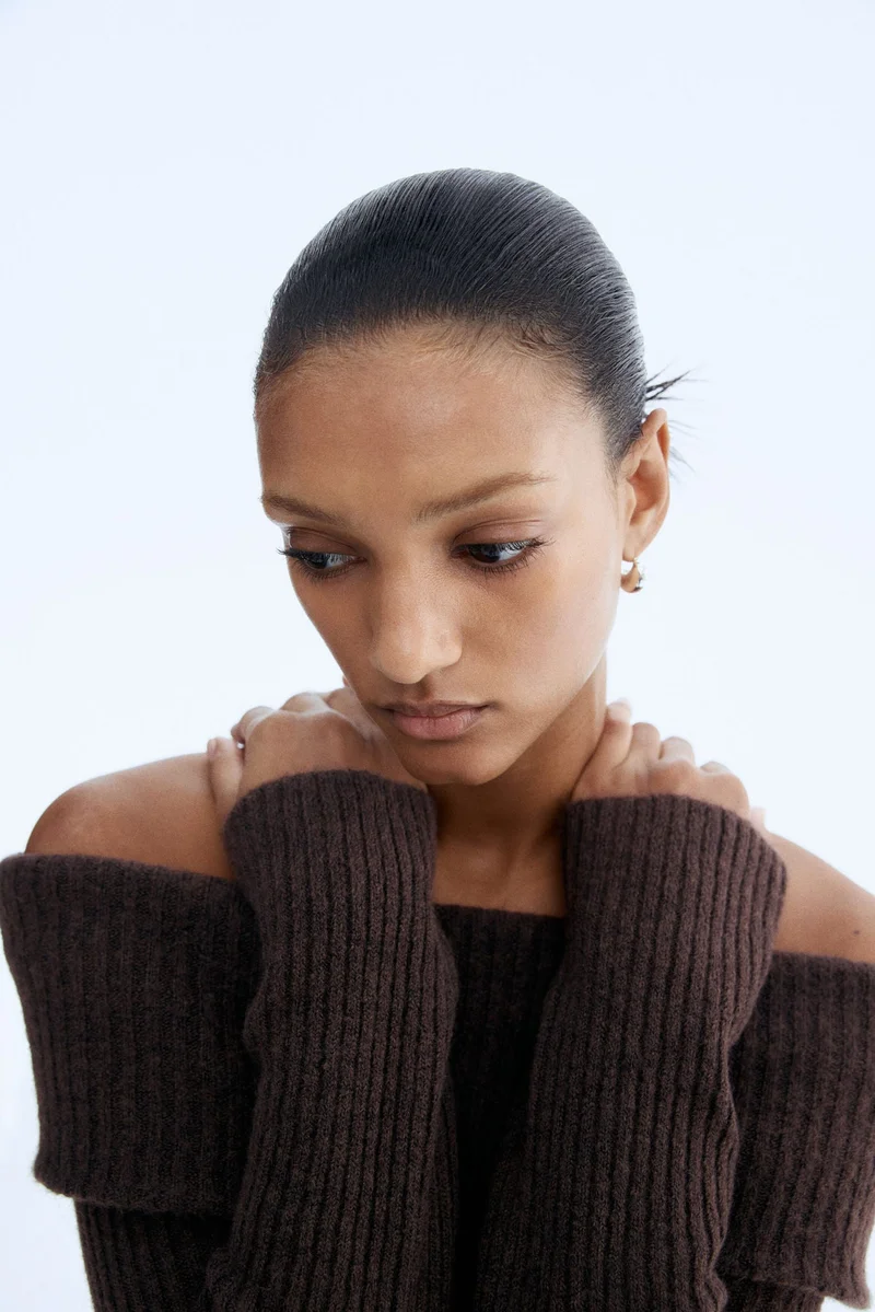 اتش اند ام بلوزة من نسيج مرن بدون أكتاف