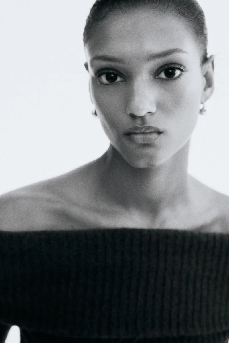 اتش اند ام بلوزة من نسيج مرن بدون أكتاف