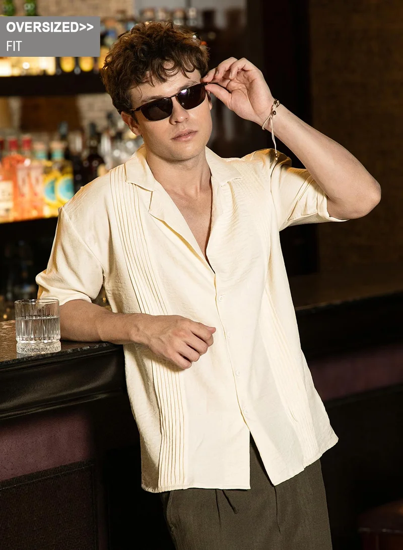 Campus Sutra Campus Sutra Men's Off-White Pleat-Block Oversized Shirt For Casual Wear | Cuban Collar | Short Sleeve | Button Closure | Oversized Shirt Crafted With Comfort Fit For Everyday Wear