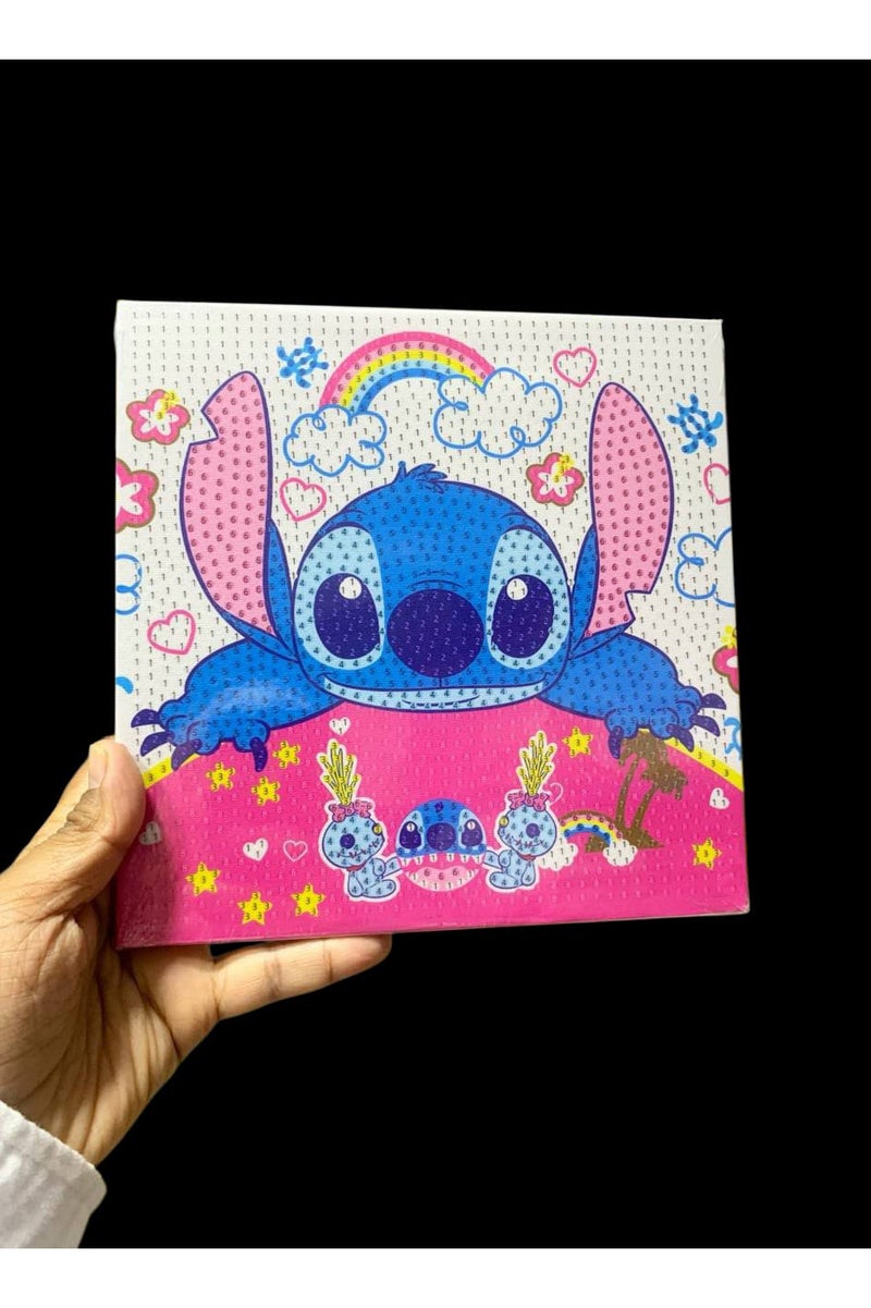 لوحة ألماس (خرز الدايموند) لشخصية Stitch بلقطة مرحة وسط قوس قزح ونجوم 💙🌈   مقاس 20×20 سم، مثالية لمحبي الشخصيات الكرتونية والأنشطة الإبداعية!