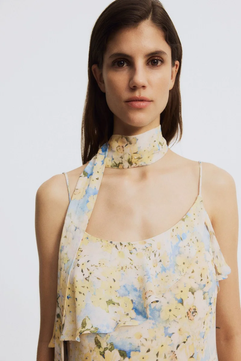 اتش اند ام فستان شيفون بحواف مكشكشة مع وشاح من تشكيلة ماما