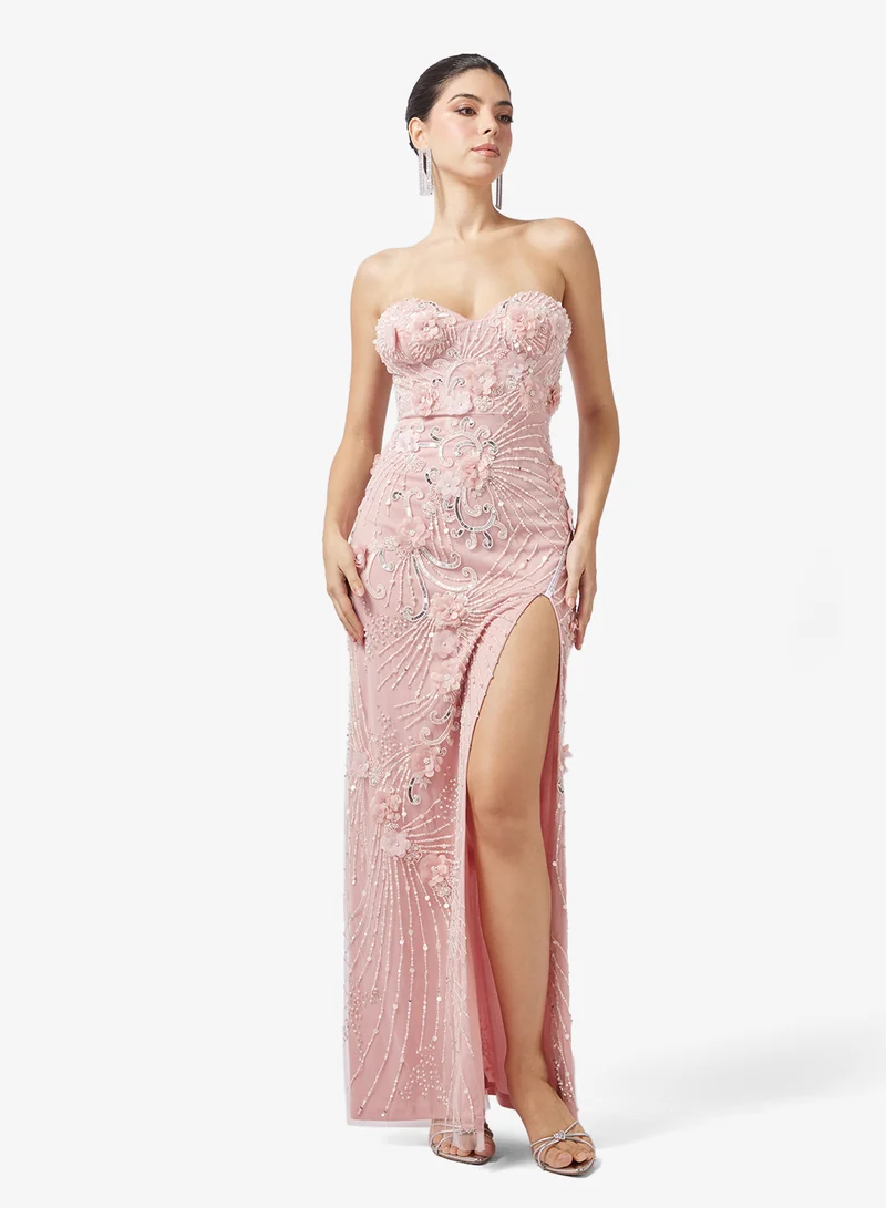 نمشي x فستان سهرة مزين بالخرز بياقة على شكل قلب