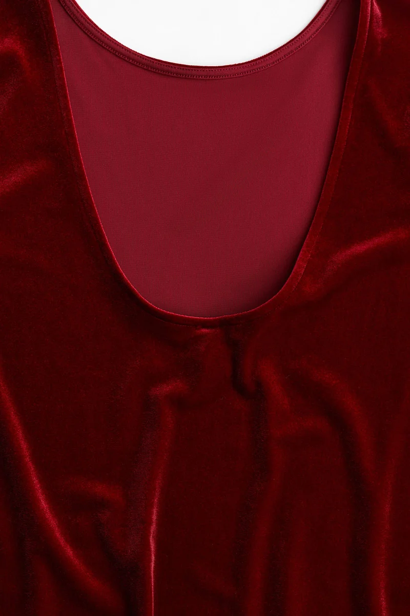 اتش اند ام فستان من الفيلور بقبة عميقة من الخلف