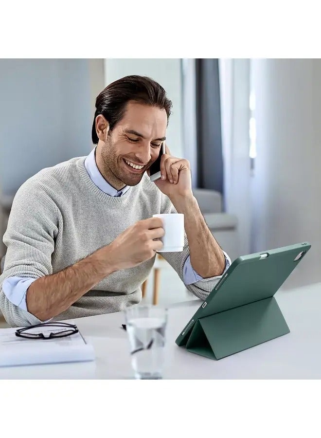 راكسوم جراب ثلاثي الطيات رفيع باللون الأخضر الصنوبري لجهاز iPad Air 13 بوصة M2 (2024) وiPad Pro 12.9 بوصة (الجيل السادس/الخامس/الرابع) مع حامل قلم وغطاء خلفي ناعم من مادة TPU - Image 3