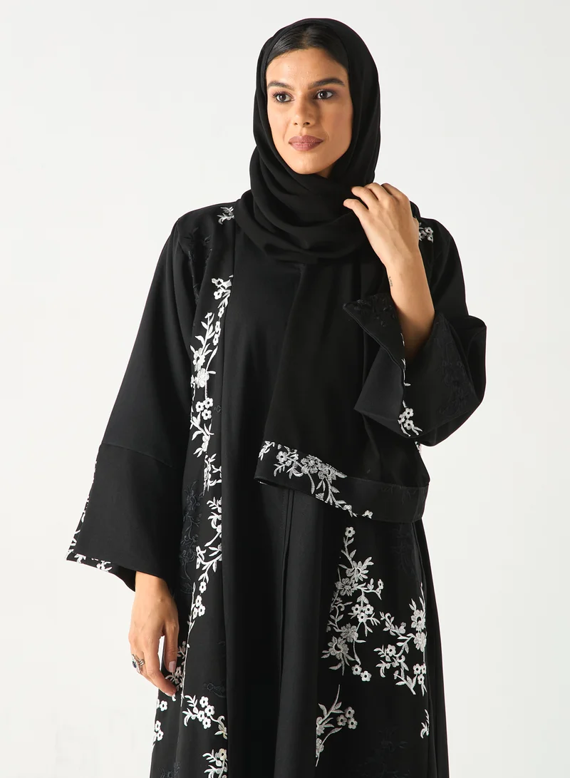 هدية المدينة  عباية مطرزة مع حجاب