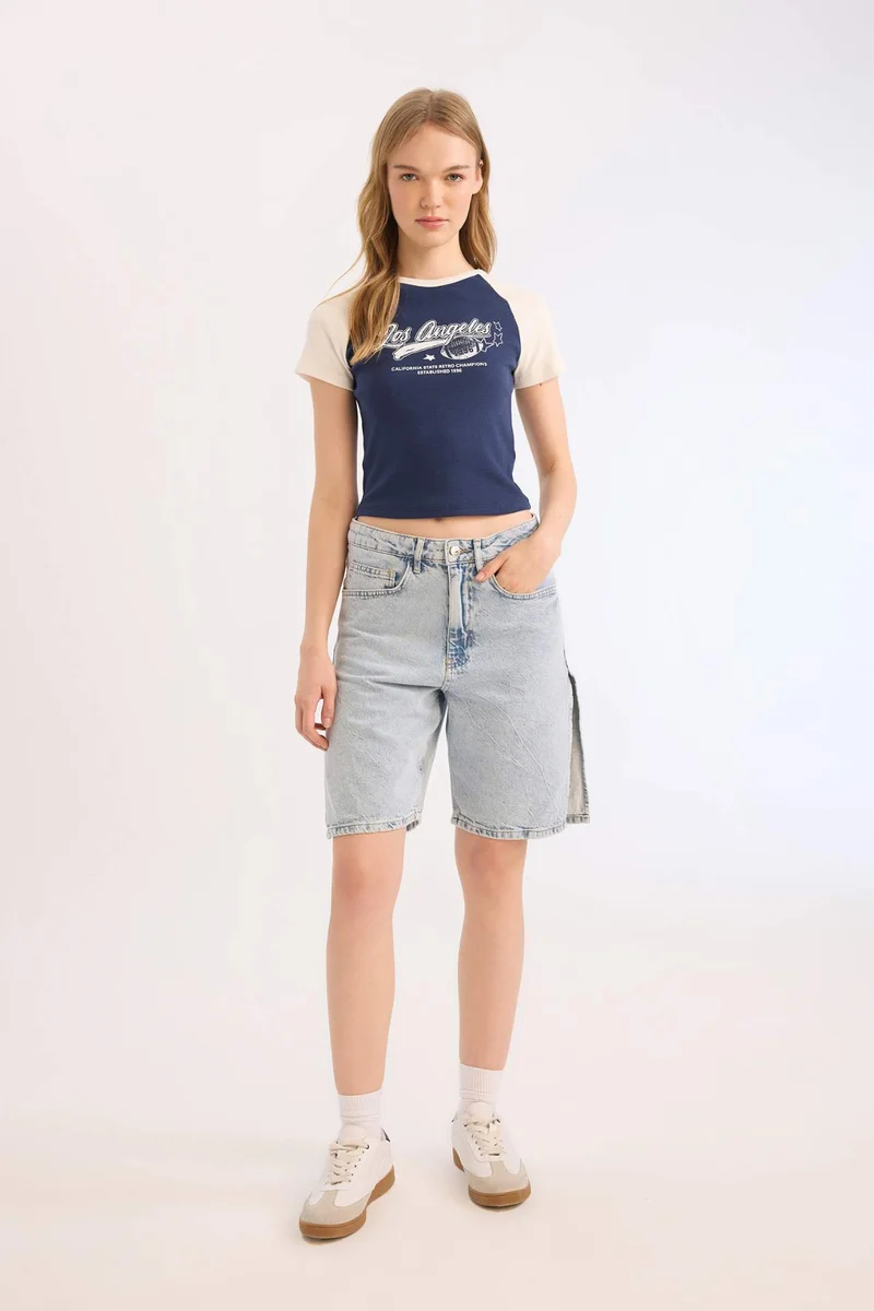 ديفاكتو Fitted Crew Neck Printed Corduroy T-Shirt