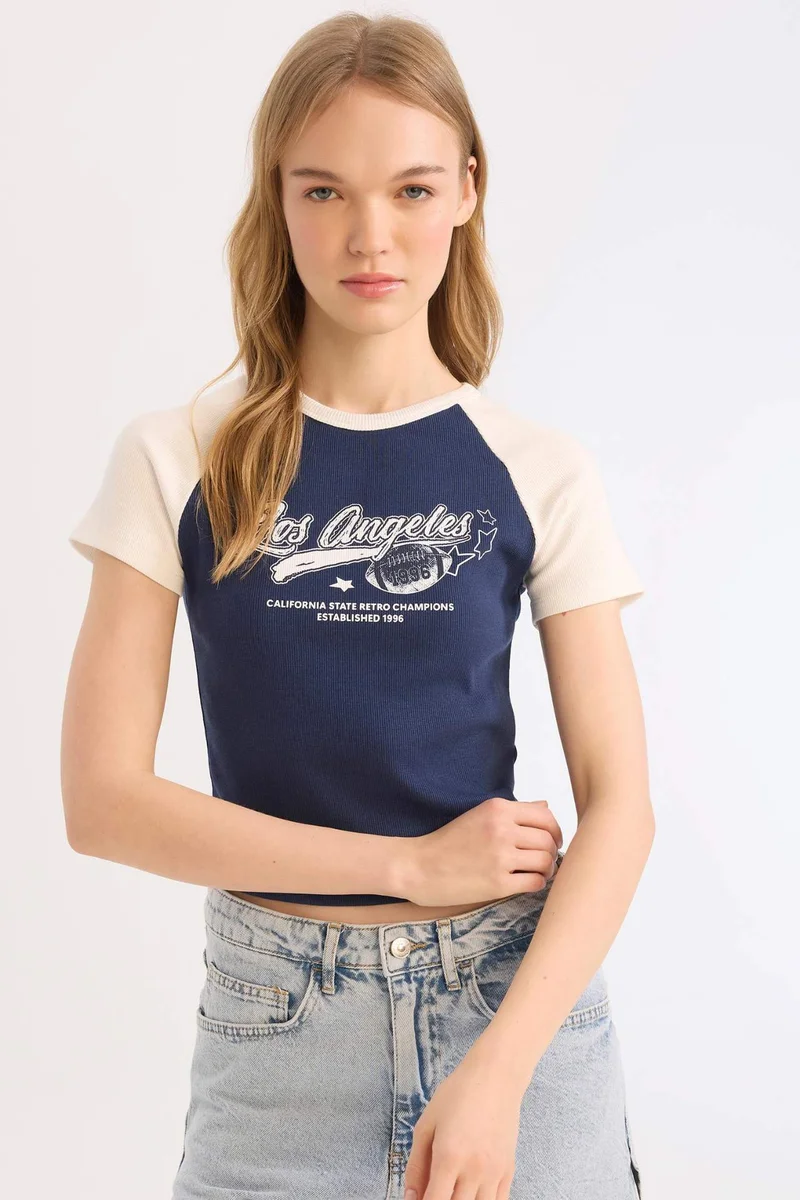 ديفاكتو Fitted Crew Neck Printed Corduroy T-Shirt