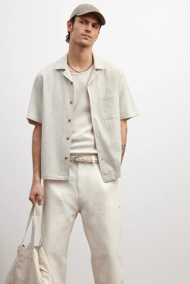 اتش اند ام قميص ريزورت من الكتان بقصّة عادية