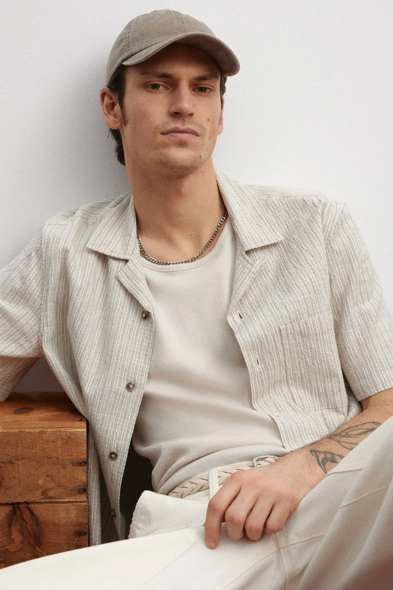 اتش اند ام قميص ريزورت من الكتان بقصّة عادية