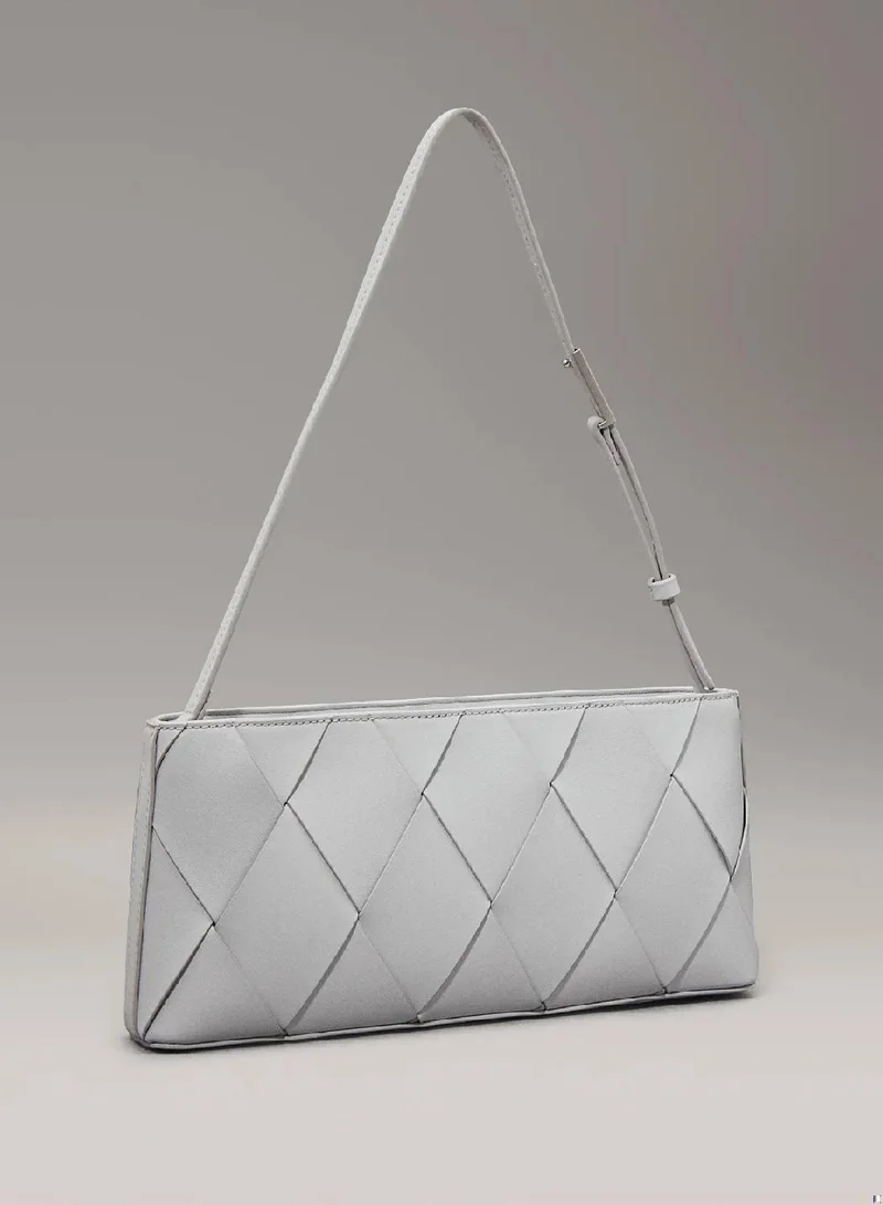 كالفن كلاين شنطة كتف بتصميم منسوج