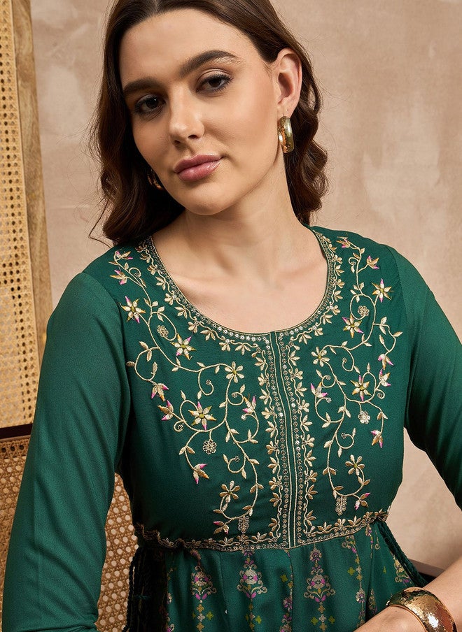 Baizee كل شيء عنك كورتا أناركالي مطبوعة بالأخضر مع تطريز خيوط مطوي - Image 2