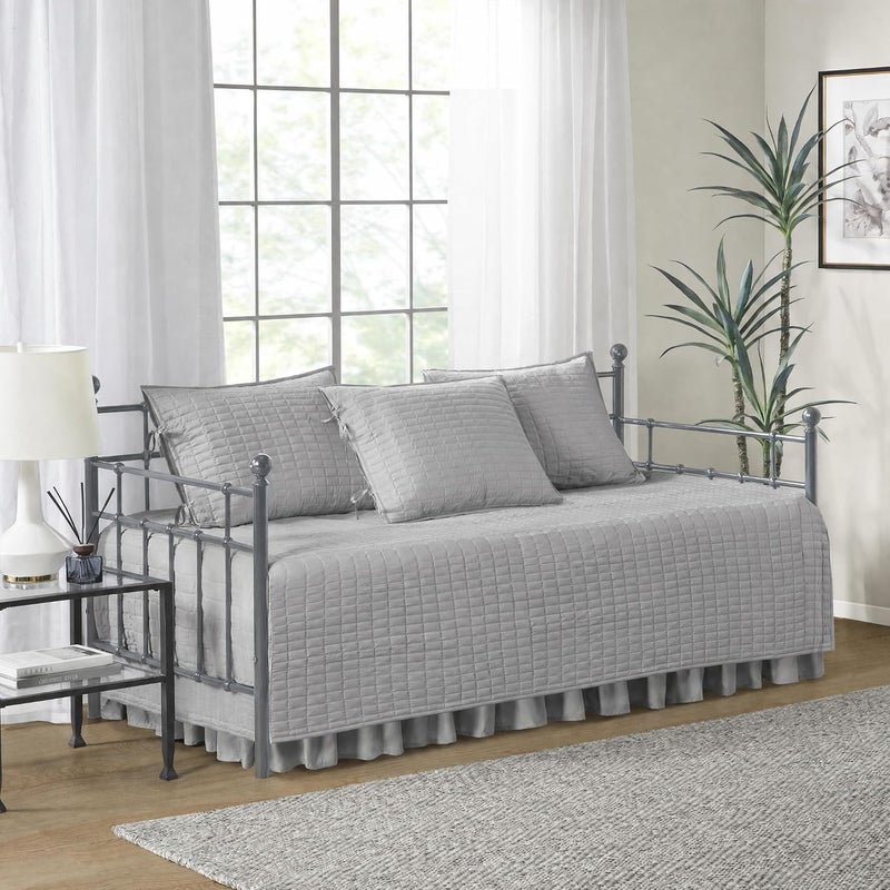 كومفورت سبيسيس غطاء سرير نهار Comfort Spaces - خياطة مزدوجة الجوانب فاخرة، فراش مريح لجميع الفصول مع تنورة سرير، وأغطية وسائد مطابقة، كيينا رمادي 75×39 بوصة، 5 قطع، 100% مايكروفايبر - Image 1