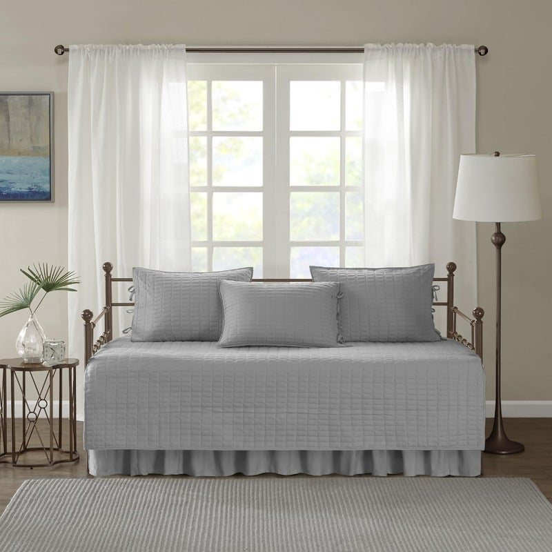 كومفورت سبيسيس غطاء سرير نهار Comfort Spaces - خياطة مزدوجة الجوانب فاخرة، فراش مريح لجميع الفصول مع تنورة سرير، وأغطية وسائد مطابقة، كيينا رمادي 75×39 بوصة، 5 قطع، 100% مايكروفايبر - Image 3