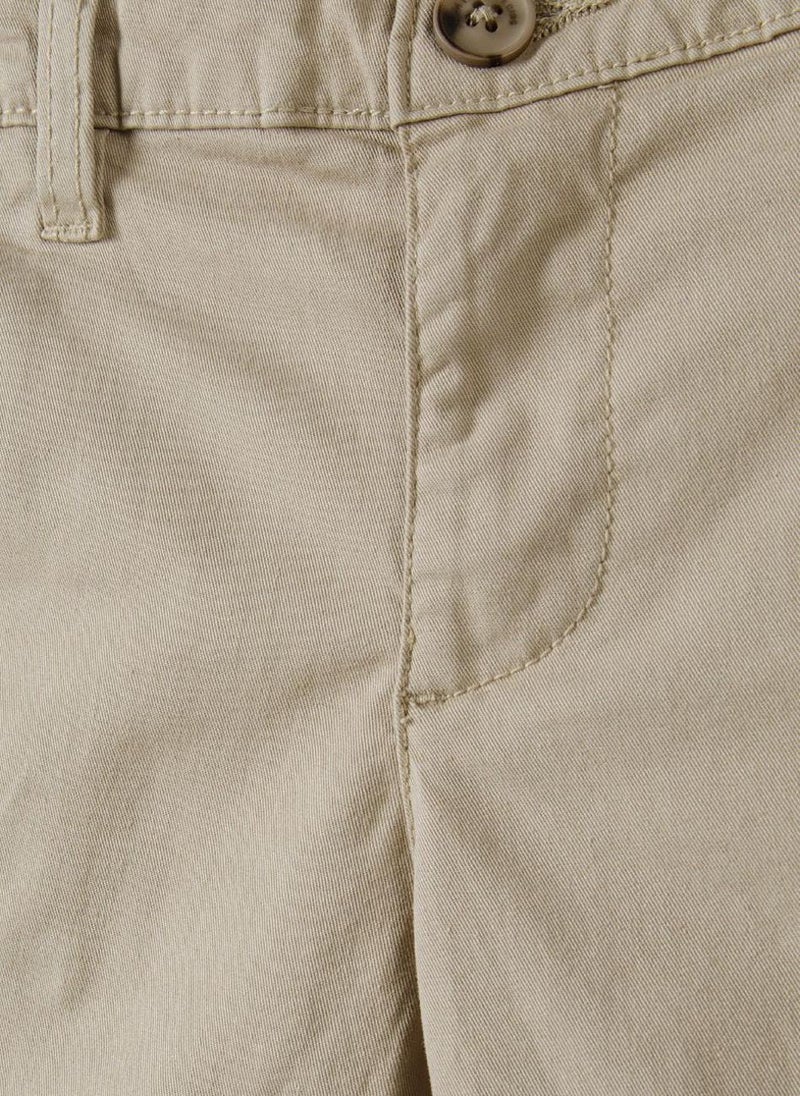 مينوتي شورت تشينو للأولاد بخصر قابل للتعديل - Image 4